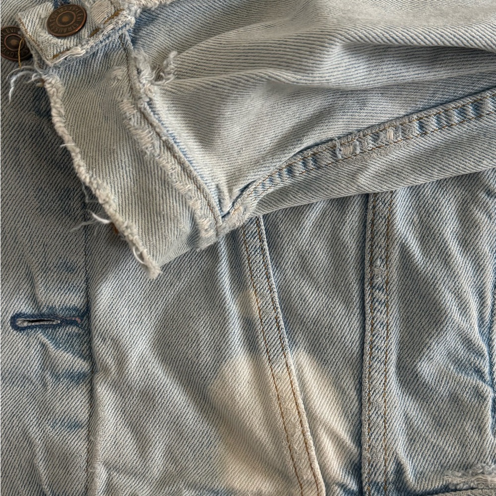 Distressed Levi’s Jacket - Picture 2 of 5